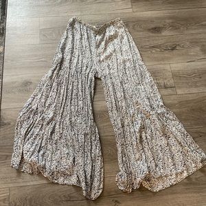 Never worn Magnolia Boutique flare bell bottoms. Size Large. Great condition.